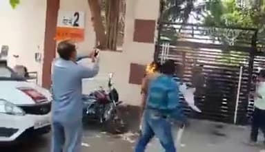 Lucknow : भाजपा_कार्यालय_लखनऊ में #न्याय के लिए #आत्मदाह करती #भारत_की_बेटी.न्याय न मिलने के कारण आत्मदाह करती बेटी।।।
