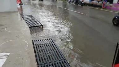 हल्द्वानी - नगर मैं सुबह बारिश होने से शहर मैं जगह जगह जलभराव की स्थिति बन गई है।
#haldwani #NagarNigamHaldwani