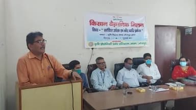 केवीके भोजपुर के हेड डॉ द्विवेदी ने #किसानों को #नैनो_यूरिया के प्रयोग के समय की #सावधानियों के बारे में जानकारी दी।