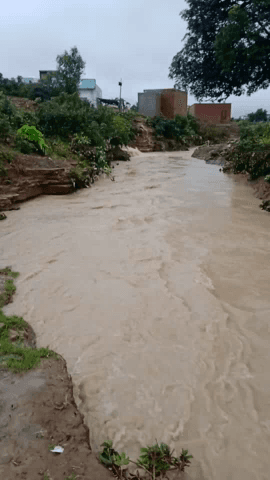 पोहरी: kinni full river upan par rat me bahut tej baresh hute huye#pohari kinni full@newsnation_team
