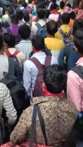 कैंपियरगंज: यह पुणे स्टेशन का भीड़ है जो से प्रवासी मजदूर अपनी रोजी रोजगार के लिए गोरखपुर से पुणे में आए हैं
#पीपीगंज