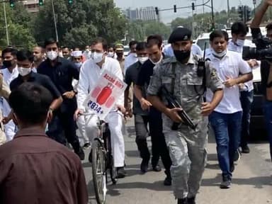महँगाई के ख़िलाफ़ आम जनता की आवाज़ बनकर श्री Rahul Gandhi जी संसद तक साइकिल मार्च कर रहे।
#UnitedForDemocracy@