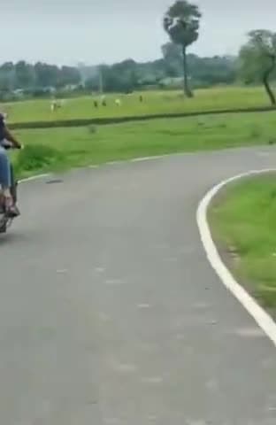 बुलेट पर सवार प्रेमी प्रेमिका को प्यार करना पड़ा महंगा । #पटना #BreakingNews #PatnaNews#currenttvnews  #viralvideo
