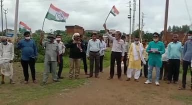 बिजली कटौती एवं दुगनी राशि वसूलने पर #हिंडोरिया #कांग्रेस पदाधिकारियों ने बिजली विभाग जाकर प्रदर्शन किया एवं ज्ञापन दीया