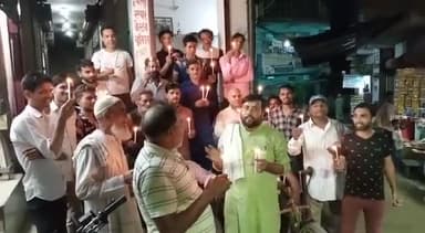 दिल्ली की बेटी को न्याय दिलाने के लिये जनपद में कांग्रेसियों ने निकाला कैंडल मार्च।
#शहर_कांग्रेस_कमेटी