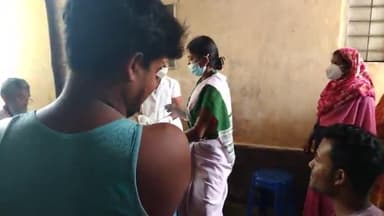 महेशपुर: dharmkhanpada( badi)masjid ke paas cowishield ka injection ho rha hai.#05/08/2021ko anganbadi(3)me