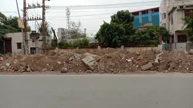 बड़गांव: जड़ाव नर्सरी के पास मेन रोड किनारे पड़ा है मिट्टी पत्थर का भराव।आवागमन में होती है आमजन  को दिक्कत।
#SmartCityUdaipur