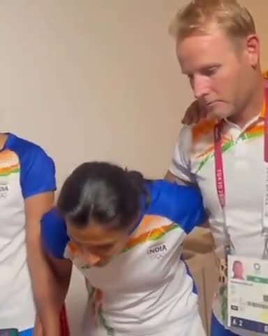 Heart Touching Gesture 💕
Hon’ble PM Sh Narendra Modi ji interacts with #WomensHockey team and congratulates on their