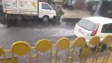 मेरठ घंटाघर रोड पर बारिश के बाद पानी का भराव यातायात में समस्या #BreakingNews #meerut #baghpatnews #publicunity