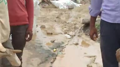 आज़ादनगर के इलाको में केबल के लिए खुदाई होने के करम के नाले का पानी बहता हुआ घर में गुसा#jamshedpurweathers