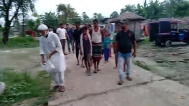 वैशाली: #वैशाली_जिला_परिषद_क्षेत्र_सं०_01_के #भागवतपुर_पंचायत में युवाओं संग बीमारी से बचाओ के लिए #छिर्काओ_कराते राजू भाई