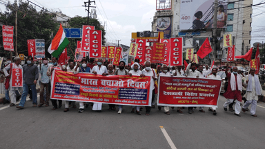 देशव्यापी आह्वान पर #AICCTU  व अन्य ट्रेड यूनियन का पटना में भारत बचाओ सँयुक्त प्रदर्शन।
मोदी का कम्पनी राज ध्वस्त करो.