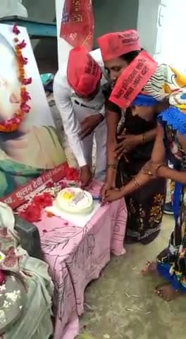 बदलापुर: निषाद_पार्टी
#बदलापुर में कार्यकर्ताओं ने #केककाटकर_बहन_फूलन_देवी_जी का जयंती मनाये