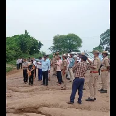 फतेहपुर: किशनपुर में बाढ़ क्षेत्र का निरीक्षण करते हुए #जिलाअधिकारी #फतेहपुर #किशनपुर #खागा #यमुना #विजयपुर #फतेहपुर_डीएम #DM #dm