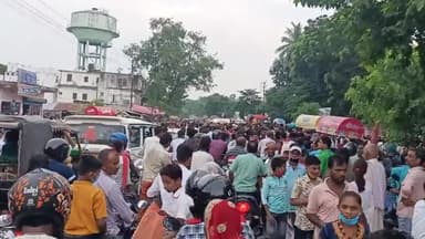 देखिए पुलिस प्रशासन की भारी लापरवाही भारी जाम में #एम्बूलेंस को भी राश्ता दिलाने वाला नह मधेपुरा मुख्य मार्ग का यह आलम