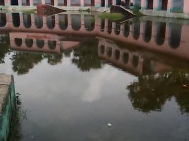 पातेपुर: #पातेपुर प्रखंड के हर लोचनपुर सुखी गांव के शाहपुर बुजुर्ग उत्क्रमित मध्य विद्यालय स्कूल है जो बाढ़ से डूबा हुआ है।@