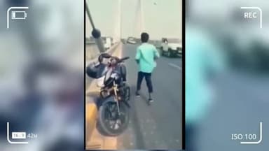 वीडियो के चक्कर में लड़के ने हवा में फेंकी शर्ट , पीछे से आए Bike सवार फिर जो हुआ || Viral Video
#floodbihar #news