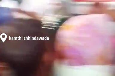ये ग्राम पंचायत कामठी मे टीकाकरण किया जिसमें लोग 3 बजे रात से आए ग्रामवासियों ने भगदड मचा दी #corana #socialdistencing