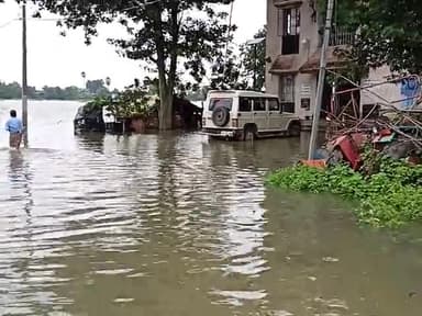 उदवंत नगर: gajrajganj o.p thana #chanda gav me pani ghus gya h jo logo ko aane jaane me bhut hi paresani ka samna karna pad rha h