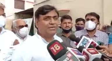 अलवर: #राजस्थान कांग्रेस के प्रदेशाध्यक्ष #गोविंद_सिंह_डोटासरा ने मीडिया से बातचीत के दौरान केंद्र सरकार को जमकर कोसा@