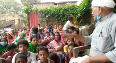 वैशाली: #युवाओं_के_सहयोग से जागरूकता अभियान को मिल रहा है बल, #वैशाली_जिला_परिषद_क्षेत्र_सं०_01 मे पशुपालन विभाग पर चर्चा करते