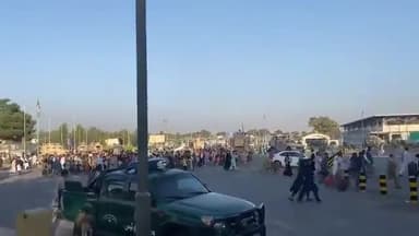 काबुल एयरपोर्ट की तस्वीरें, लोग किसी भी तरह हवाई जहाज़ में सवार होकर #अफ़ग़ानिस्तान से निकलना चाहते हैं #NEWS #Breaking