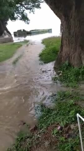 सुल्तानगंज: ##kamarganj mahadevasthan me Paani ki dhhar 200km/h ab bachna muskil SA ho Gya h baarh se