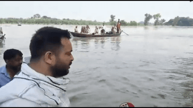 बाढ़ पीड़ितों में राशन वितरण के लिए CO साहब से बात करते नेता प्रतिपक्ष श्री #tejashwiyadav जी!
राजनीति का उद्देश्य जन सेवा होना चाहिए, सत्ता प्राप्ति नहीं !
#BiharFloods