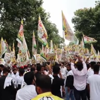 जिनके दिल मे जज़्बा है टकराने का
उनको कैसे रोक सकोगे,
पानी की बौछारों से...
#SansadGherao