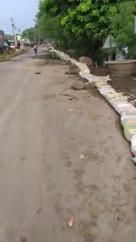 सुल्तानगंज: #kamarganj@ Yadav tola NH 80 SE 1 FEET DOWN HUA GANGA KA PAANI BAARH KA KHATRA TL GYA@@@