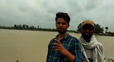 परिहार: #बेला थाना क्षेत्र के लहुरिया बंसवरिया गांव में बुधवार की सुबह धान की रोपनी करने जा रहा मोहम्मद तसलीम