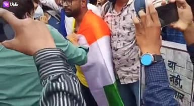 भोपाल में, जिन्हें रोजगार चाहिए उन्हें लाठी मारी जा रही है। सरकार की पुलिस लात घुसे बरसा रही है। #बेरोजगार_मध्यप्रदेश
Cm