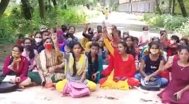 गोड्डा में होम सेंटर की मांग को लेकर महिला कॉलेज की छात्राओं ने सड़क पर बैठक कर किया हंगामा...
#ForwardBulletin