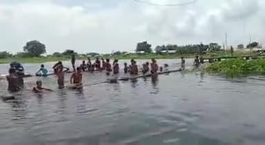 #बिहार में #बाढ़ से #जनता #लाचार #रोटी के लिए #बेबस जनता #नेता #हेलीकॉप्टर में #पैसे #लगा कर #तमसा #देख #रहे #है