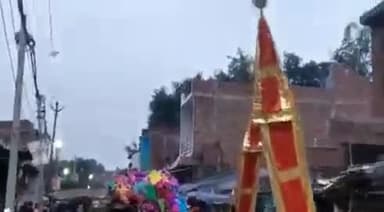 फर्रुखाबाद : उत्तरप्रदेश सरकार के रोकने पर भी शहर में निकाला गया ताजिया।।
#covidGuideLines voilation