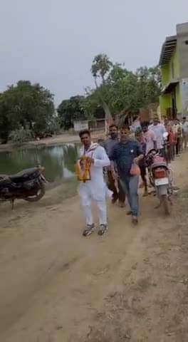 आज ग्राम #बरामई में स्वर्गीय #राजीव_गांधी_जी की #जयंती पर श्रद्धांजलि अर्पित कर प्रभात फेरी निकाली 🇮🇳🇮🇳🇮🇳