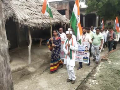 #जय_भारत_महासम्पर्क_अभियान के तहत् बसंतकुंवर खेड़ा ब्लाक शिवगढ रायबरेली मे निकाली गयी पदयात्रा मे ममता सिंह ,कांग्रेस जन