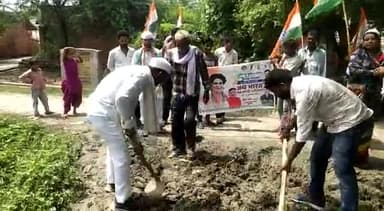 #जय_भारत_महासम्पर्क_अभियान आदरणीया प्रियंका गांधी जी के आह्वान पर बसंतकुंवर खेड़ा मे ब्लाक शिवगढ मे कांग्रेस द्वारा श्रम
