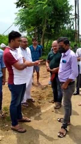 देवघर: #Deoghar_Tak_News
दरवा नदी के समीप नए मछली मार्किट का विरोध करते स्थानीय और Dr. Gauri Shankar