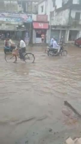 मधेपुरा: मधेपुरा कॉलेज चौक के समीप मेन रोड पर जल जमाव के कारण आम जनो को होती है,समस्या।
#युवासोच।