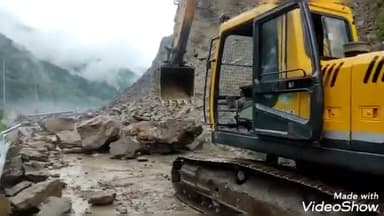 चमोली: बदरीनाथ राष्ट्रीय राजमार्ग टंगड़ी में मलवा आ जाने से बाधित, एनएच के कर्मचारी मार्ग खुलने में जुटे #chamoli #badri