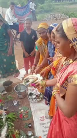 आज लालपुर में माताएं द्वारा रखी गई हल षष्ठी व्रत सभी माताएं पुत्रो की सूखी जीवन की कामना की #छुईखदान #राजनांदगांव