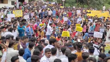 1 महीने से ऑनलाइन परीक्षा कराए जाने को लेकर NSUI का प्रदर्शन आज किया 6000 छात्रों ने विश्वविद्यालय का घेराव।।
#जैसी शिक्षा वैसी परीक्षा
