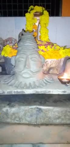 रजस-तमस-सत्त्व रूपी (त्रिदल) बिल्वपत्र,प्रेम भाव रूपी जल से प्रसन्न होने वाले आशुतोष की पूजा सेवा ही श्रीचरणों को पाने की परम सुलभ सीढ़ी है।।
#ॐ_नमः_शिवायः