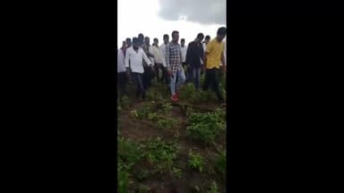 प्रतापगढ़: white_grupt किडो से सोयाबीन की फसल को नुक्सान विधायक साहेब पुहचे निरक्षण करने।
#pratpghar #rajsathan #farmer #अन्नदाता