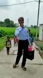 #शिक्षक का #अनोखा #अंदाज।#viral #video में देखें किस तरह #स्कूल बुला रहे हैं