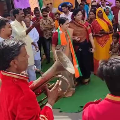 #JanAshirwadYatra
रोशनी दीदी ने अपनो के साथ कैबिनेट मंत्री माननीय वीरेंद्र खटीक जी के पृथ्वीपुर नगर आगमन पर भव्य स्वागत