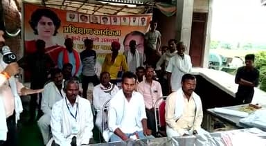 243 खागा विधान सभा में आज कांग्रेस पार्टी की विचार धारा पे आस्था व्यक्त करते हुये #शिव_कुमार_सिंह ने अपने दो दर्जन समर्थ