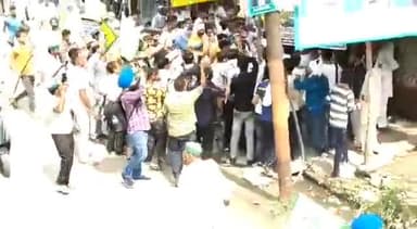 जब आप TV पर दिन-रात जहर परोसते है,
तो सड़कों पर आपको विरोध झेलना ही पड़ेगा।
#आजतक की एंकर#चित्रा_त्रिपाठी को किसानों ने