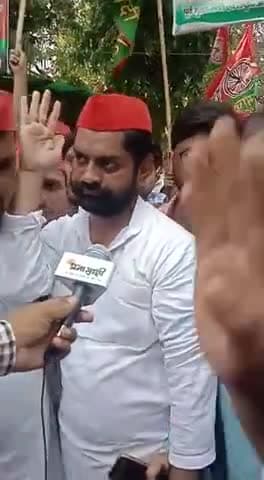 मेरठ: जनता कि #जनसमस्याओं को लेकर समाजवादी पार्टी के नेता #बदर_अली व युवा सेवा समिति के संस्थापक ने डीएम साहब को दिया ज्ञापन